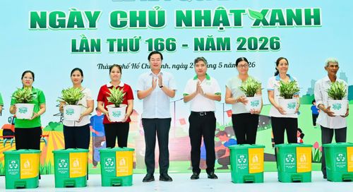 Phó Bí thư Thường trực Thành ủy TPHCM Lê Quốc Phong và Bí thư Đảng ủy, Chủ tịch HĐND phường Bình Hưng Hòa Nguyễn Việt Quế Sơn trao tặng cây xanh đến người dân