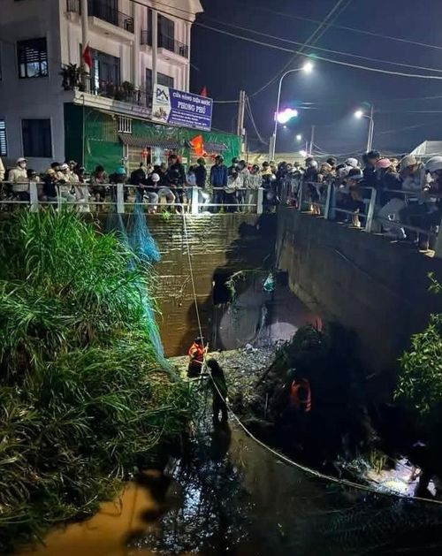 Lực lượng chức năng tổ chức tìm kiếm nạn nhân