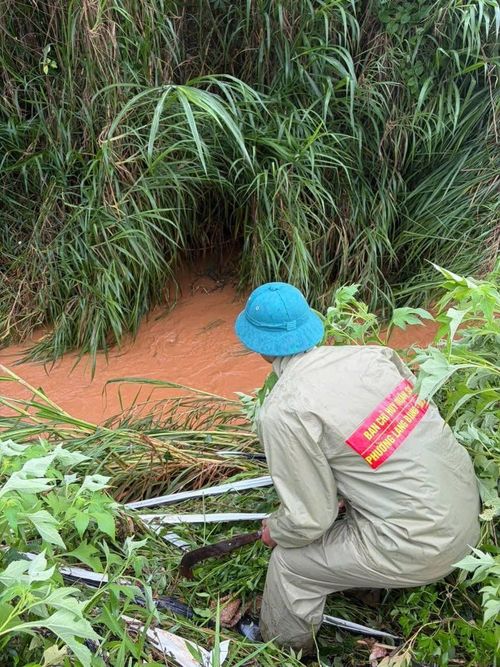 Do nước dâng cao, chảy xiết khiến cho công tác tìm kiếm gặp nhiều khó khăn