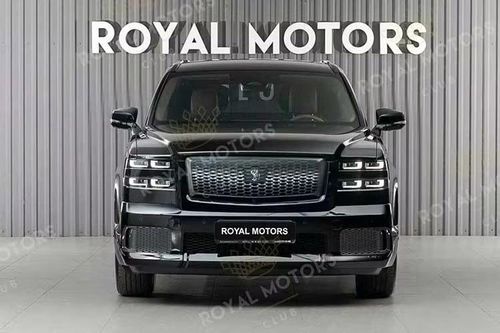 Về ngoại hình, chiếc Toyota Century SUV đời 2024 này là phiên bản tay lái nghịch, mới qua một đời chủ và đã chạy khoảng 2.100 km. Xe sở hữu ngoại thất sơn đen toàn bộ, đi kèm bộ mâm 22 inch và cùm phanh màu đỏ.