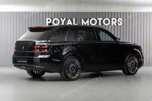 Toyota Century 2024 nhập khẩu tư nhân được yêu cầu mức giá để sở hữu là 52,9 triệu Rúp (tương đương khoảng 19,43 tỷ đồng). Khoản tài chính này thậm chí vượt qua cả mức giá giao dịch phổ thông của một chiếc Rolls-Royce Cullinan Series II lướt đang có mặt tại thị trường Nga.