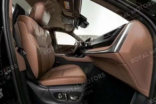 Cụ thể cũng có một đại lý mang tên AutoKing đang chào bán một chiếc Century SUV đời 2025 sở hữu cấu hình vô lăng bên trái với lớp sơn ngoại thất phối hai tông màu (bi-tone), đi kèm mức giá thấp hơn ở mức 38,5 triệu Rúp (tương đương khoảng 14,14 tỷ đồng).