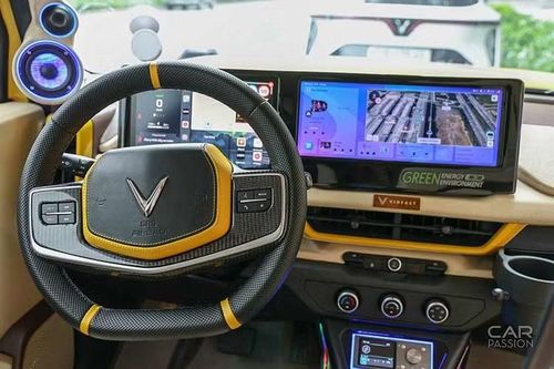 Bên trong nội thất đã bọc lại toàn bộ da nội thất cao cấp, lắp thêm cửa hít, cốp điện, và ghế chỉnh điện. Đặc biệt, hàng ghế sau được thiết kế lại theo dạng chia đôi độc lập để tối ưu hóa không gian chứa đồ.