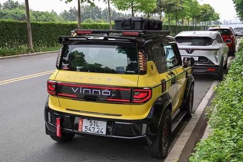 Về ngoại thất, VF3 nguyên bản sử dụng phanh tang trống (phanh đùm) phía sau, tạo cảm giác phanh hơi trượt đặc trưng của xe điện. Để đảm bảo an toàn và tăng tính thẩm mỹ thể thao, chủ xe đã độ lên hệ thống thắng đĩa cho cả phía sau.