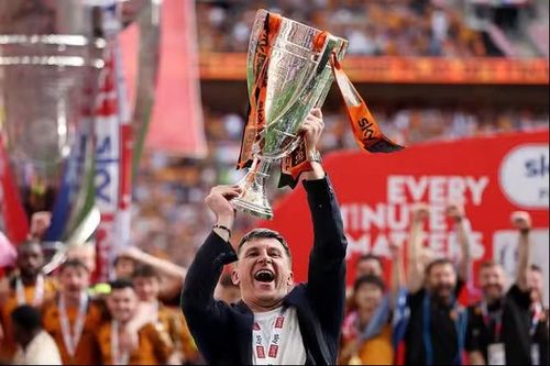 HLV Sergej Jakirovic khép lại mùa đầu tiên ở bóng đá Anh bằng thành tích khó tin. Trong bối cảnh Hull City từng chịu lệnh cấm chuyển nhượng, nhà cầm quân người Bosnia vẫn đưa đội bóng vượt qua Millwall ở bán kết play-off, rồi đánh bại Middlesbrough trong trận đấu trị giá khoảng 215 triệu bảng.