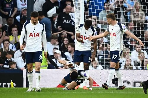 Trong khi đó, Ngoại hạng Anh mùa này đã xác định Burnley và Wolverhampton Wanderers xuống hạng. Suất rớt hạng còn lại sẽ được định đoạt sau vòng đấu cuối, hiện là cuộc cạnh tranh giữa Tottenham và West Ham.