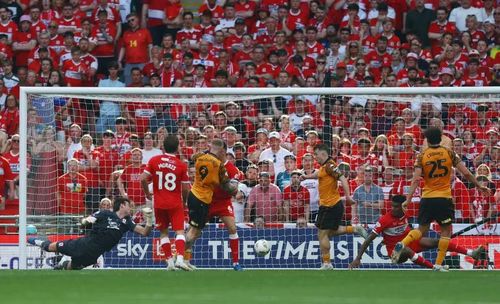 Trận đấu tại Wembley diễn ra trong thời tiết nắng nóng, với thế trận không có nhiều cơ hội rõ ràng.