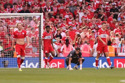 Middlesbrough cũng bước vào trận chung kết trong bối cảnh đặc biệt. Họ từng bị Southampton loại ở bán kết, nhưng được trao lại suất dự chung kết sau khi Southampton bị loại khỏi cuộc đua thăng hạng vì vụ bê bối “Spygate”, liên quan đến việc theo dõi trái phép buổi tập của đối thủ.