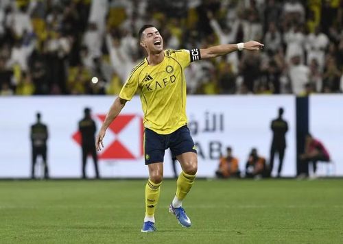 Mùa vừa qua, dù đã 42 tuổi, C.Ronaldo vẫn là trụ cột không thể thay thế của Al Nassr. CR7 vẫn duy trì hiệu suất ghi bàn ấn tượng, góp công lớn giúp đội bóng vô địch Saudi Pro League.