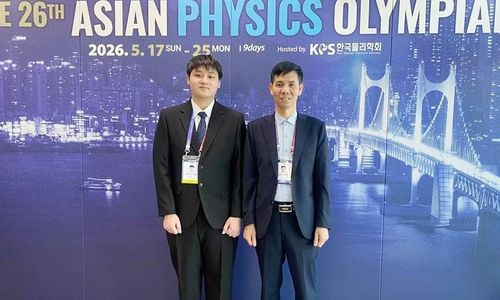 Em Tạ Ngọc Minh và thầy giáo Phạm Đình Hiệp - Giáo viên Vật lý Trường THPT Chuyên Bắc Ninh.