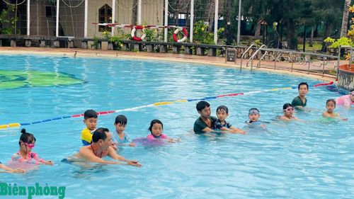 Mô hình “Lớp dạy bơi phòng, chống đuối nước cộng đồng” của Chi đoàn Đồn Biên phòng Long Hòa thu hút đông đảo trẻ em trên địa bàn tham gia. Ảnh: Đỗ Hanh