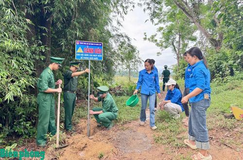 Tuổi trẻ Đồn Biên phòng Ngọc Lâm phối hợp cùng đoàn viên, thanh niên địa phương cắm biển cảnh báo tại các khu vực nước sâu, tiềm ẩn nguy cơ mất an toàn. Ảnh: Nguyễn Hiếu