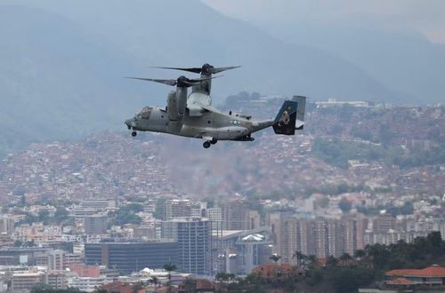 Máy bay Mỹ diễn tập trên bầu trời Caracas ngày 23/5. (Ảnh: Reuters)