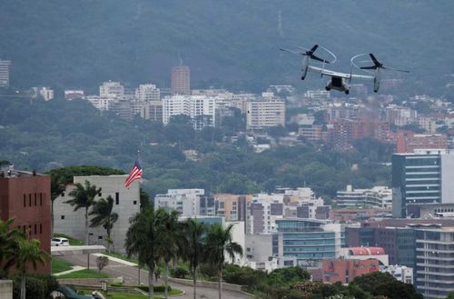 Máy bay Mỹ diễn tập trên bầu trời Caracas ngày 23/5. (Ảnh: Reuters)