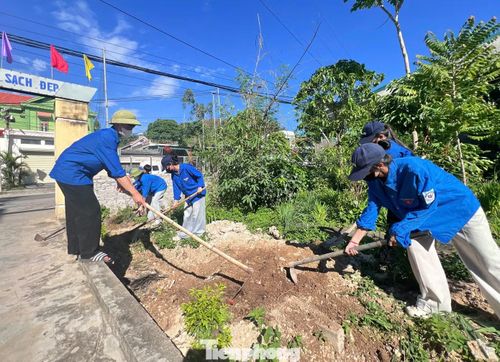 Bạn Trần Văn Hoàng (đoàn viên xã Tam Đồng) chia sẻ: “Thông qua Ngày Chủ nhật Xanh, chúng em mong muốn góp một phần nhỏ công sức để làm cho quê hương sạch đẹp hơn. Những hoạt động như dọn vệ sinh, trồng hoa hay cắm biển cảnh báo đuối nước không chỉ mang ý nghĩa thiết thực mà còn giúp đoàn viên thanh niên nâng cao ý thức trách nhiệm với cộng đồng”.