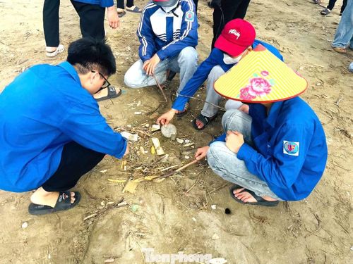 Dưới nắng nóng gay gắt nhưng các đoàn viên thanh niên vẫn miệt mài thu gom rác trên bãi biển.