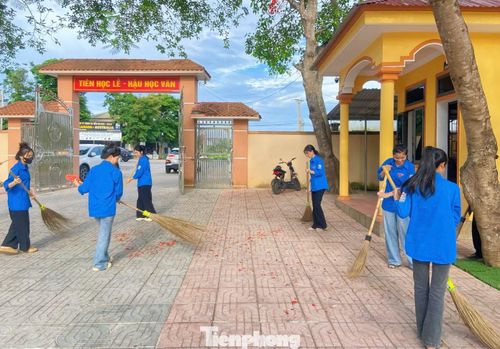 Tại xã Đông Hiếu, đoàn viên thanh niên tập trung tổng dọn vệ sinh khuôn viên, hành lang, phòng học tại Trường THPT Đông Hiếu nhằm chuẩn bị điều kiện tốt nhất cho kỳ thi tuyển sinh lớp 10 năm học 2026-2027.