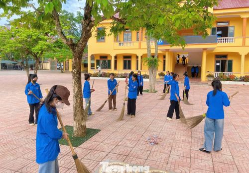 Những công việc như quét dọn sân trường, lau chùi bàn ghế, cửa kính, chỉnh trang lớp học được các đoàn viên thanh niên thực hiện khẩn trương, trách nhiệm.