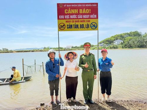 Tại xã Nghĩa Đàn, Đoàn Thanh niên phối hợp Công an xã và Phòng Văn hóa - Xã hội xã tổ chức tuyên truyền, khảo sát và cắm biển cảnh báo phòng chống đuối nước tại các khu vực ao, hồ, sông, đập tiềm ẩn nguy cơ mất an toàn. Ảnh: Ngọc Tú
