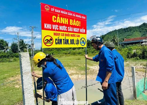 Các đoàn viên thanh niên đã trực tiếp lắp đặt nhiều biển cảnh báo với nội dung như “Khu vực nước sâu nguy hiểm”, “Nguy cơ đuối nước cao”, “Cấm tắm, bơi, lội”… nhằm nâng cao nhận thức của người dân và trẻ em trong dịp nghỉ hè. Bên cạnh đó, lực lượng đoàn viên còn tuyên truyền kỹ năng phòng chống đuối nước, kỹ năng cứu hộ an toàn và vận động phụ huynh tăng cường quản lý con em.