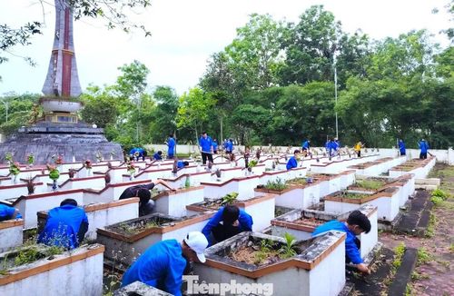 Không khí ra quân sôi nổi cũng diễn ra tại xã Tam Đồng với sự tham gia của hơn 80 đoàn viên, thanh niên. Tuổi trẻ địa phương đã tổ chức vệ sinh Nghĩa trang Liệt sĩ và cắm 20 biển cảnh báo đuối nước tại các khu vực nguy hiểm.