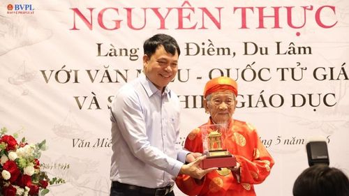 TS. Lê Xuân Kiêu - Giám đốc Trung tâm Hoạt động Văn hóa, Khoa học Văn Miếu Quốc Tử Giám trao tặng món quà Khuê Văn Các- biểu tượng Thủ đô Hà Nội cho nhà nghiên cứu lịch sử Nguyễn Đình Tư.