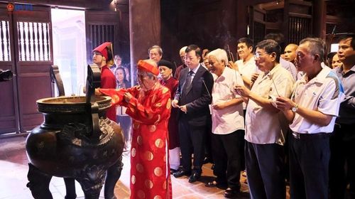 Lễ dâng hương lên các bậc tiên thánh tiên hiền.
