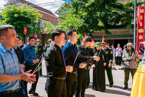  Lãnh đạo Đảng, chính quyền địa phương xã Sơn Tây tri ân các Anh hùng liệt sĩ.