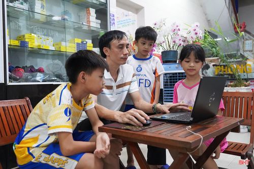 Anh Nguyễn Đình Thanh và các con đang tìm kiếm, tham khảo các lớp học kỹ năng phù hợp trong dịp hè.