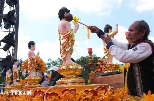 Một phật tử người dân tộc K’Ho từ xã Di Linh (Lâm Đồng) vượt gần 100km để tham dự lễ rước Phật đản sinh trong Đại lễ Phật đản 2026 đang diễn ra tại Đà Lạt. (Ảnh: Nguyễn Dũng/TTXVN)