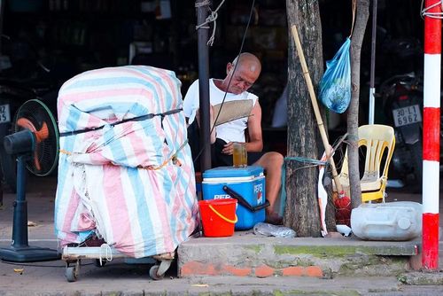 Cơ quan chức năng cũng khuyến cáo nắng nóng có thể gây tình trạng mất nước, kiệt sức, đột quỵ do sốc nhiệt đối với cơ thể người khi tiếp xúc lâu với nền nhiệt độ cao, người dân cần chuẩn bị trang phục che chắn nếu bắt buộc ra đường vào khung giờ cao điểm nắng nóng (11 giờ - 16 giờ). (Ảnh: Hoài Nam/Vietnam+)