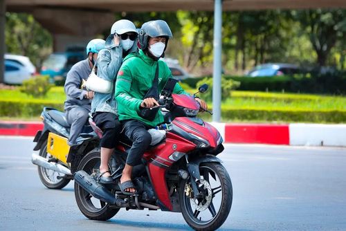 Những tài xế xe ôm công nghệ, shipper, người bán hàng rong hay công nhân xây dựng vẫn phải phơi mình nhiều giờ đồng hồ ngoài đường dưới cái nắng như thiêu như đốt. (Ảnh: Hoài Nam/Vietnam+)