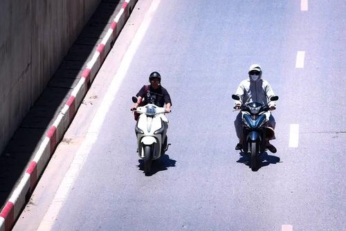 Vào buổi trưa, các tuyến đường trung tâm vốn đông đúc như Nguyễn Trãi, Khuất Duy Tiến, Đại Cồ Việt trở nên thưa thớt bóng người. (Ảnh: Hoài Nam/Vietnam+)