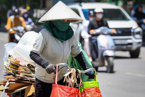 Cái nóng hầm hập, ngột ngạt bao trùm khắp các ngõ ngách. Nhiều người dân chia sẻ họ cảm thấy bị "sốc" vì thời tiết chuyển biến quá nhanh từ giai đoạn mát mẻ sang nắng cháy da cháy thịt. (Ảnh: Hoài Nam/Vietnam+)
