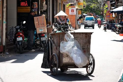 Người lao động với công việc đặc thù cũng chật vật mưu sinh trên đường. (Ảnh: Hoài Nam/Vietnam+)