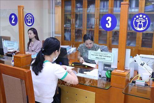 Người dân giải quyết thủ tục hành chính tại Trung tâm Phục vụ hành chính công Thành phố Hà Nội. Ảnh minh họa: Văn Điệp/TTXVN