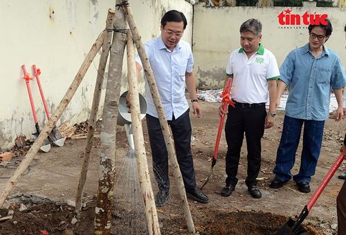 Ông Lê Quốc Phong, Phó Bí thư Thường trực Thành ủy TP Hồ Chí Minh tưới nước cho cây sau khi trồng.