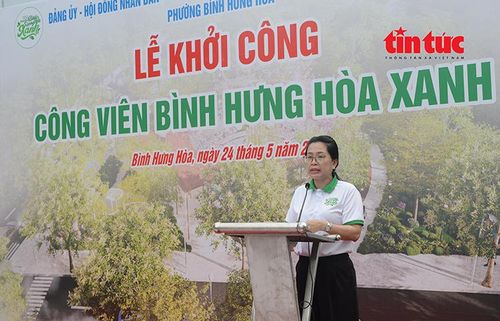 Bà Phạm Thị Ngọc Diệu, Phó Chủ tịch UBND phường Bình Hưng Hòa phát biểu.