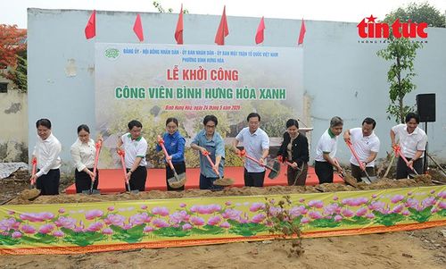 Lãnh đạo TP Hồ Chí Minh và UBND phường Bình Hưng Hòa thực hiện nghi thức khởi công Công viên Bình Hưng Hòa Xanh.