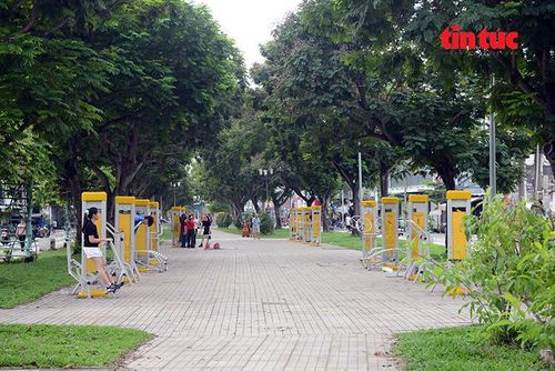 Một không gian công viên tại tuyến đường Kênh Nước Đen, phường Bình Hưng Hòa trở thành điểm sinh hoạt cộng đồng, vui chơi và rèn luyện sức khỏe cho người dân địa phương.