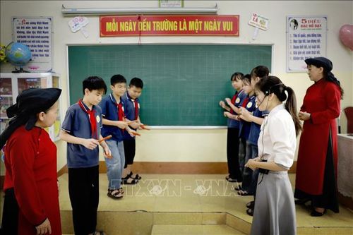 Sự đồng hành giữa nhà trường và các nghệ nhân đã đưa những làn điệu hát Xoan đến gần hơn với học sinh bằng những tiết học sinh động, giàu cảm hứng và đậm hồn di sản. Ảnh: Hoàng Hùng/TTXVN