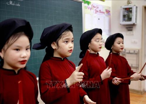 Học sinh Trường Tiểu học Gia Cẩm hào hứng thực hành các động tác múa, nhịp phách hát Xoan trong giờ học trải nghiệm văn hóa truyền thống. Ảnh: Hoàng Hùng/TTXVN