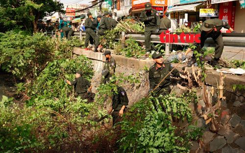 Các chiến sĩ cảnh sát cơ động chung tay cải tạo cảnh quan môi trường tại Kênh 19/5, phường Bình Hưng Hòa.