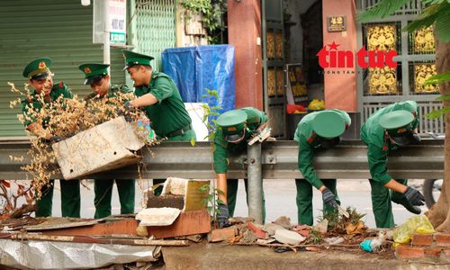 Các chiến sĩ lực lượng vũ trang hỗ trợ vệ sinh cải tạo cảnh quang tại khu vực Kênh 19/5.