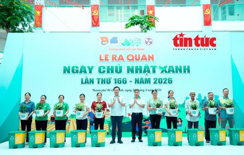 Phó Bí thư Thường trực Thành ủy TP Hồ Chí Minh Lê Quốc phong tặng cây xanh cho các hộ dân trên địa bàn phường Bình Hưng Hòa.