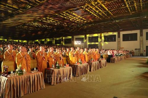 Các đại biểu thực hiện nghi thức dâng hương cầu nguyện tại Đại lễ.