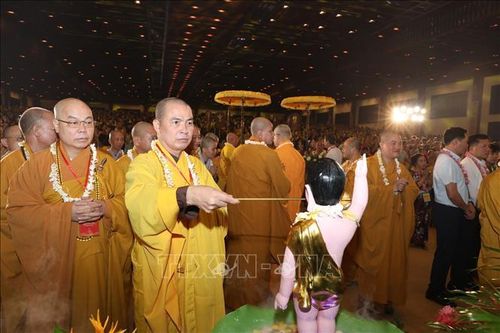 Thực hiện nghi thức tắm Phật tại Đại lễ.