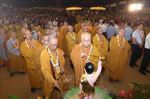 Thực hiện nghi thức tắm Phật tại Đại lễ.