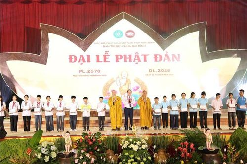 Ban Tổ chức trao quà từ thiện tới các học sinh vượt khó trên địa bàn phường Tây Hoa Lư.