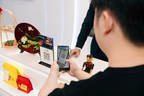 Người dùng trải nghiệm thanh toán QR xuyên biên giới.